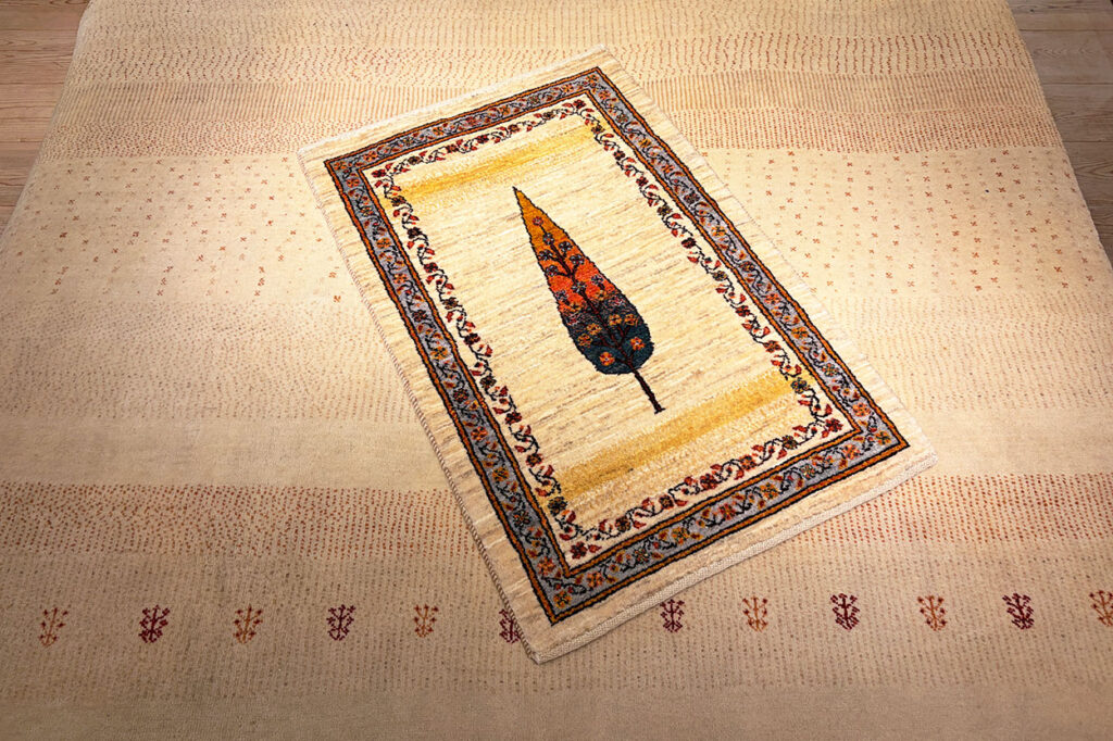 静かに伸びる美しさ | 糸杉文様のギャッベと出会う春